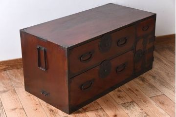 アンティーク家具　明治大正期　前面欅材　玉杢　蝶覆輪金具　小ぶりな時代箪笥ローボード(衣装箪笥)