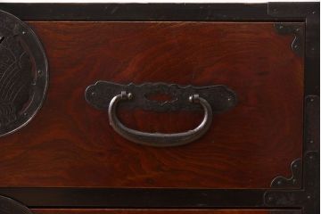 アンティーク家具　明治大正期　前面欅材　玉杢　蝶覆輪金具　小ぶりな時代箪笥ローボード(衣装箪笥)