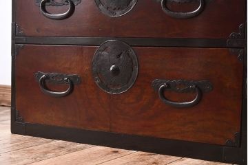 アンティーク家具　明治大正期　前面欅材　玉杢　蝶覆輪金具　小ぶりな時代箪笥ローボード(衣装箪笥)