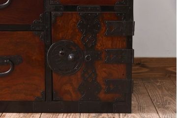 アンティーク家具　明治大正期　前面欅材　玉杢　蝶覆輪金具　小ぶりな時代箪笥ローボード(衣装箪笥)