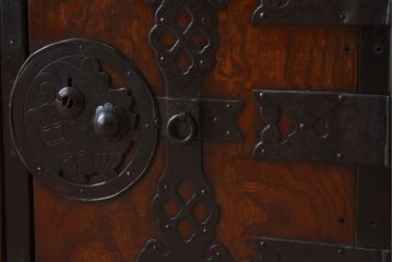 アンティーク家具　明治大正期　前面欅材　玉杢　蝶覆輪金具　小ぶりな時代箪笥ローボード(衣装箪笥)