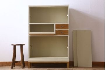 アンティーク家具　アンティークペイント　脚付き!モールガラス引き戸の小振りな食器棚(2)