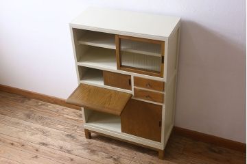 アンティーク家具　アンティークペイント　脚付き!モールガラス引き戸の小振りな食器棚(2)