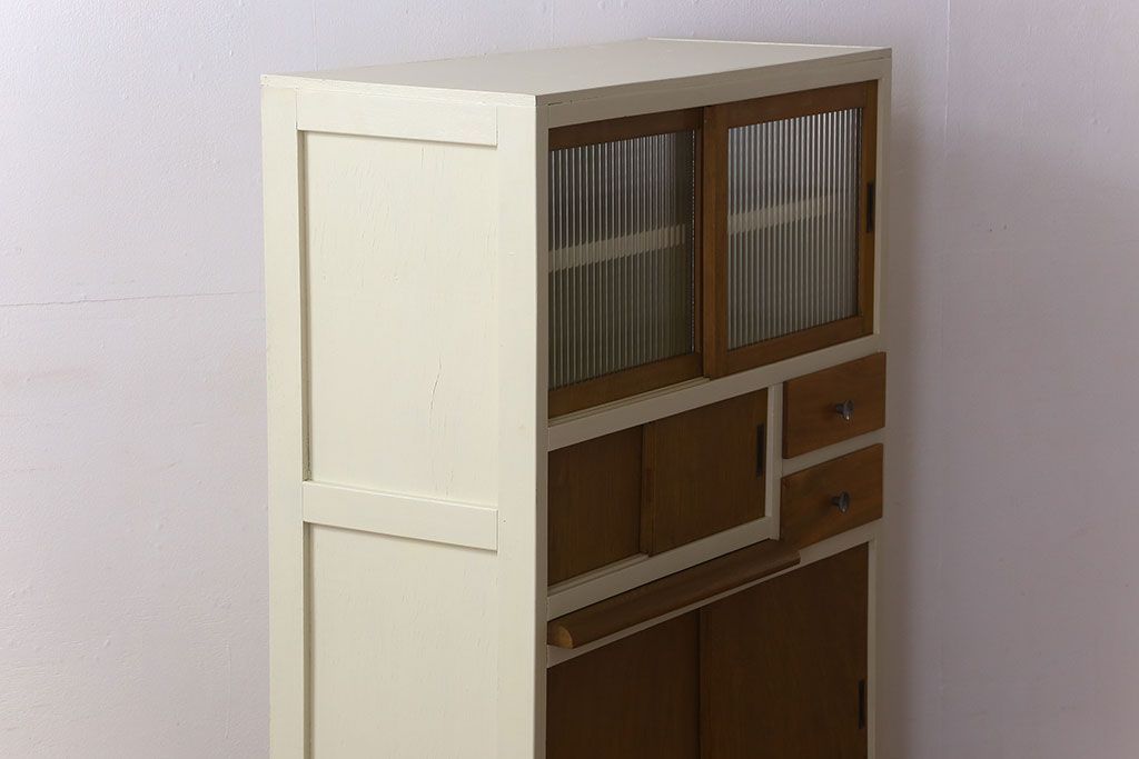 アンティーク家具　アンティークペイント　脚付き!モールガラス引き戸の小振りな食器棚(2)