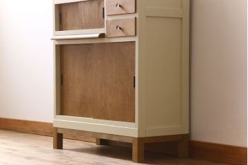 アンティーク家具　アンティークペイント　脚付き!モールガラス引き戸の小振りな食器棚(2)