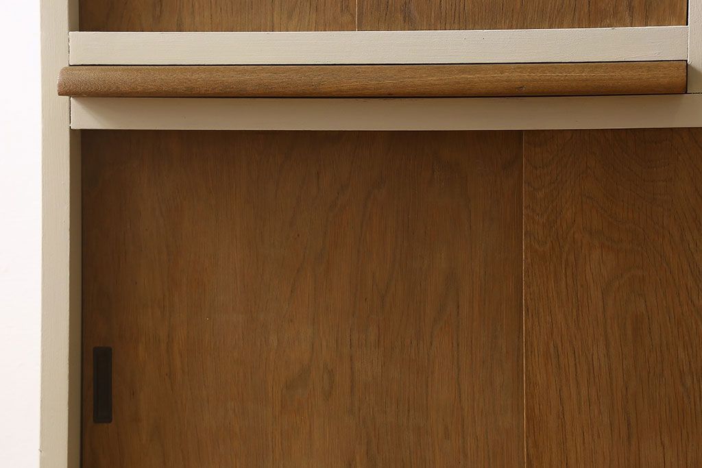 アンティーク家具　アンティークペイント　脚付き!モールガラス引き戸の小振りな食器棚(2)