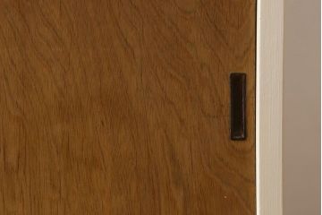 アンティーク家具　アンティークペイント　脚付き!モールガラス引き戸の小振りな食器棚(2)