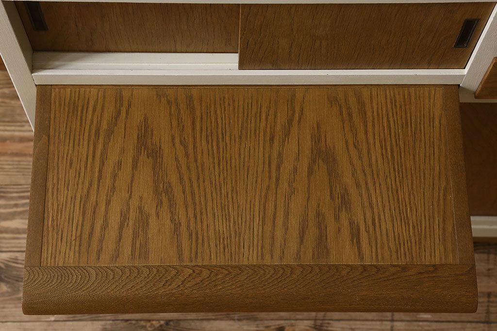 アンティーク家具　アンティークペイント　脚付き!モールガラス引き戸の小振りな食器棚(2)