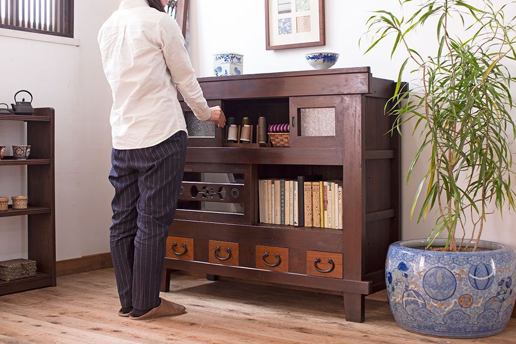 アンティーク家具　古民具・骨董　脚付き!モダンな四尺水屋箪笥サイドボード