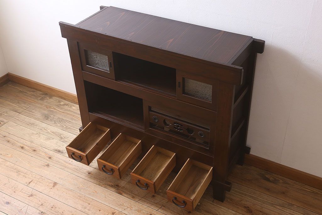 アンティーク家具　古民具・骨董　脚付き!モダンな四尺水屋箪笥サイドボード