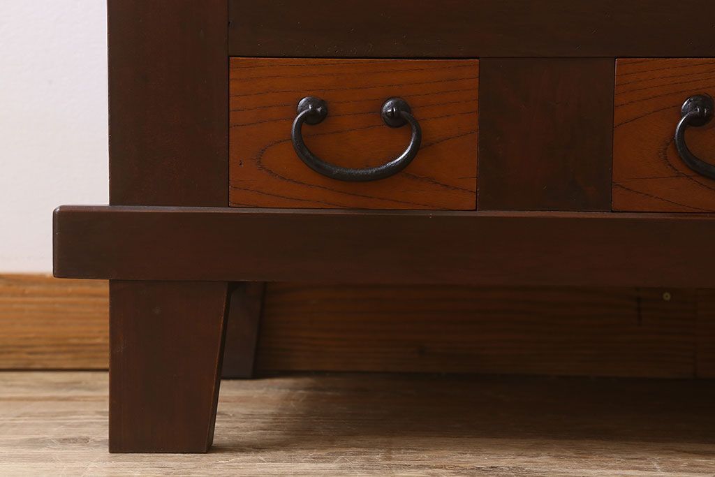 アンティーク家具　古民具・骨董　脚付き!モダンな四尺水屋箪笥サイドボード