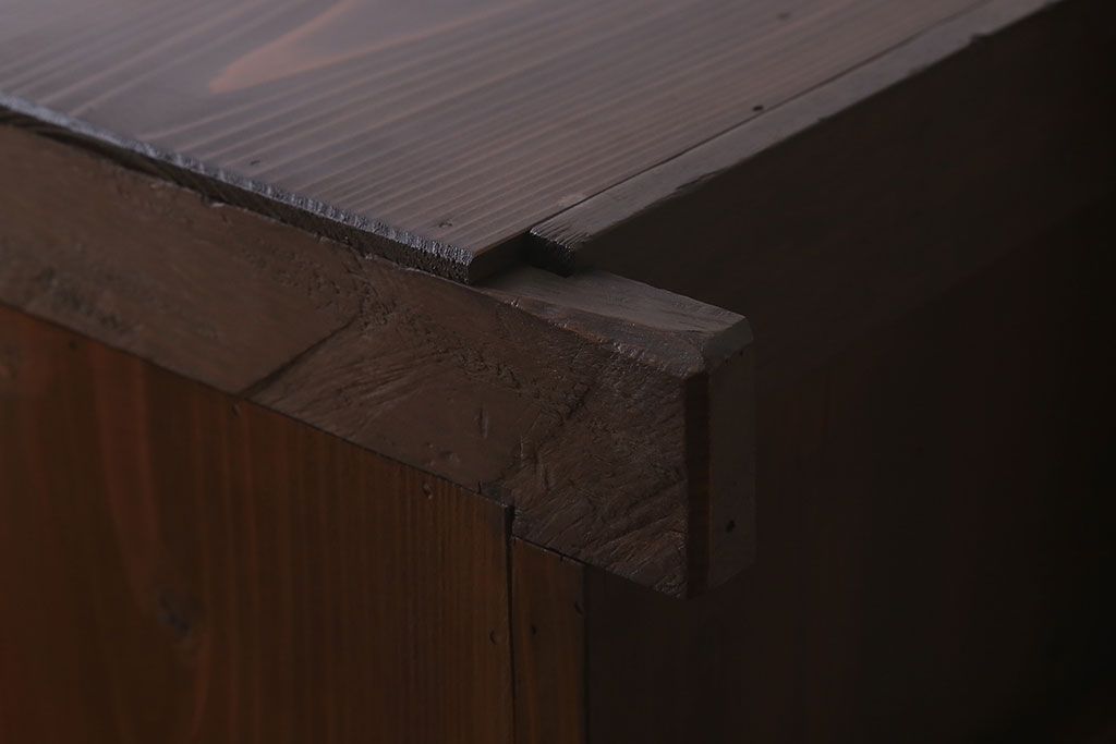 アンティーク家具　古民具・骨董　脚付き!モダンな四尺水屋箪笥サイドボード