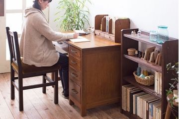 レトロ家具　ラワン材製　シンプル　昭和レトロな古い木の片袖机(2)