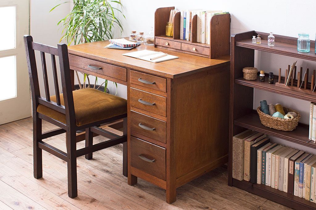 レトロ家具　ラワン材製　シンプル　昭和レトロな古い木の片袖机(2)