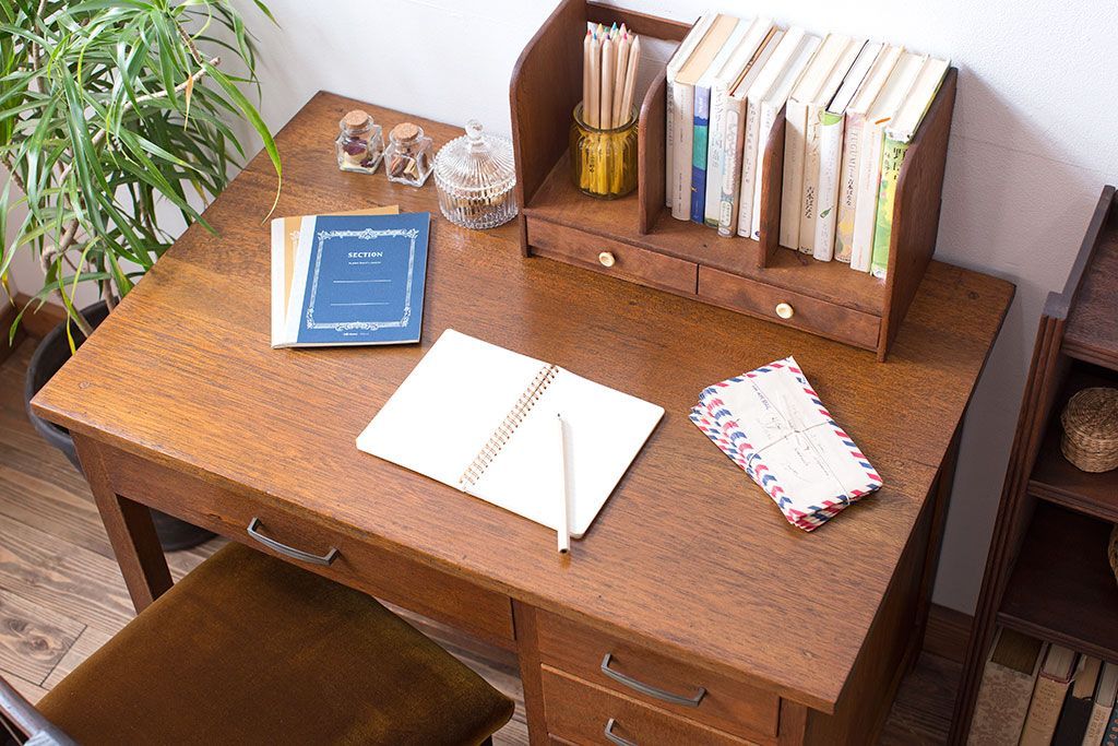 レトロ家具　ラワン材製　シンプル　昭和レトロな古い木の片袖机(2)