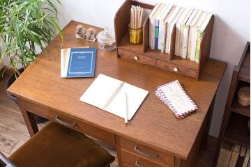 レトロ家具　ラワン材製　シンプル　昭和レトロな古い木の片袖机(2)