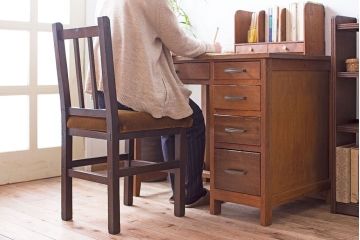 レトロ家具　ラワン材製　シンプル　昭和レトロな古い木の片袖机(2)