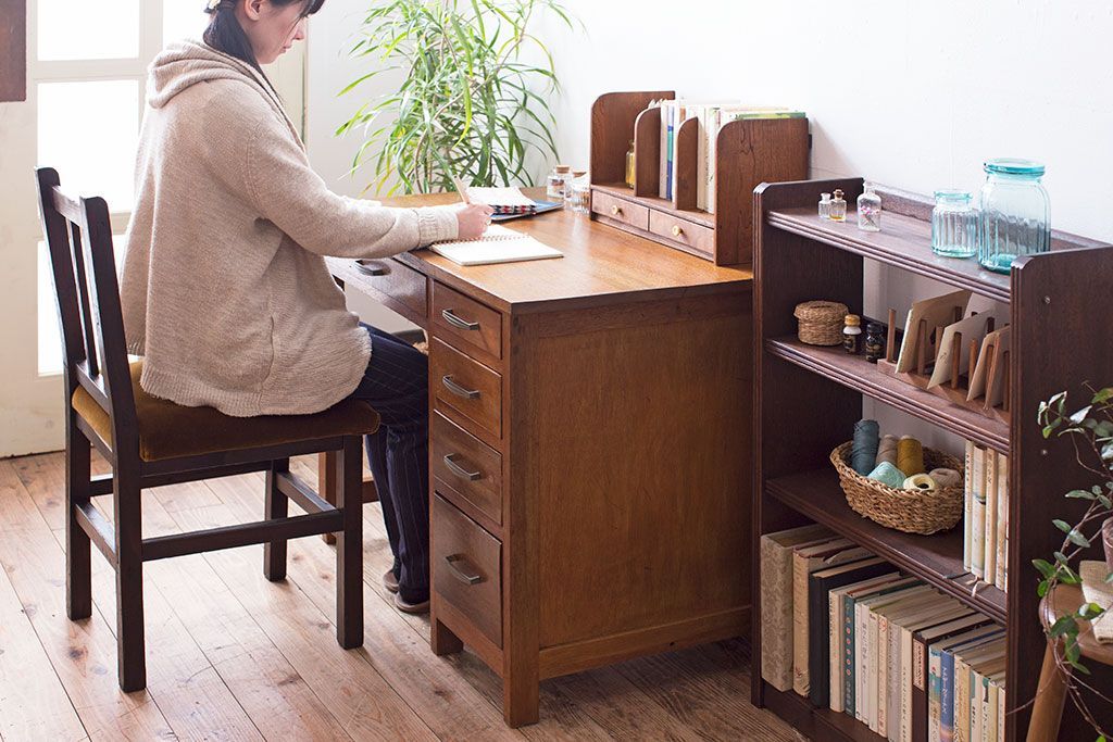 レトロ家具　ラワン材製　シンプル　昭和レトロな古い木の片袖机(2)