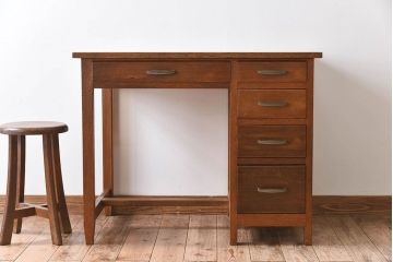 レトロ家具　ラワン材製　シンプル　昭和レトロな古い木の片袖机(2)