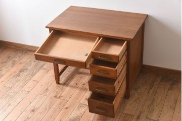 レトロ家具　ラワン材製　シンプル　昭和レトロな古い木の片袖机(2)