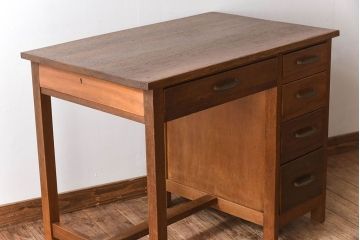 レトロ家具　ラワン材製　シンプル　昭和レトロな古い木の片袖机(2)