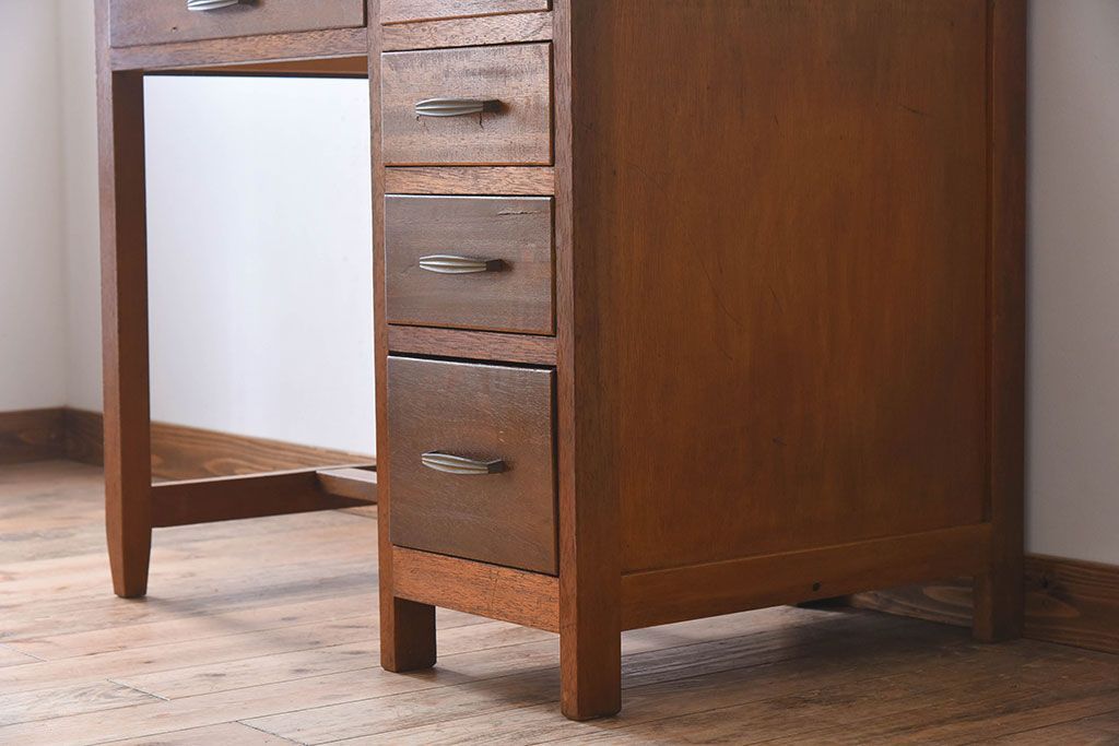 レトロ家具　ラワン材製　シンプル　昭和レトロな古い木の片袖机(2)