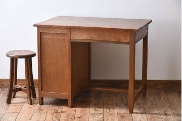 レトロ家具　ラワン材製　シンプル　昭和レトロな古い木の片袖机(2)