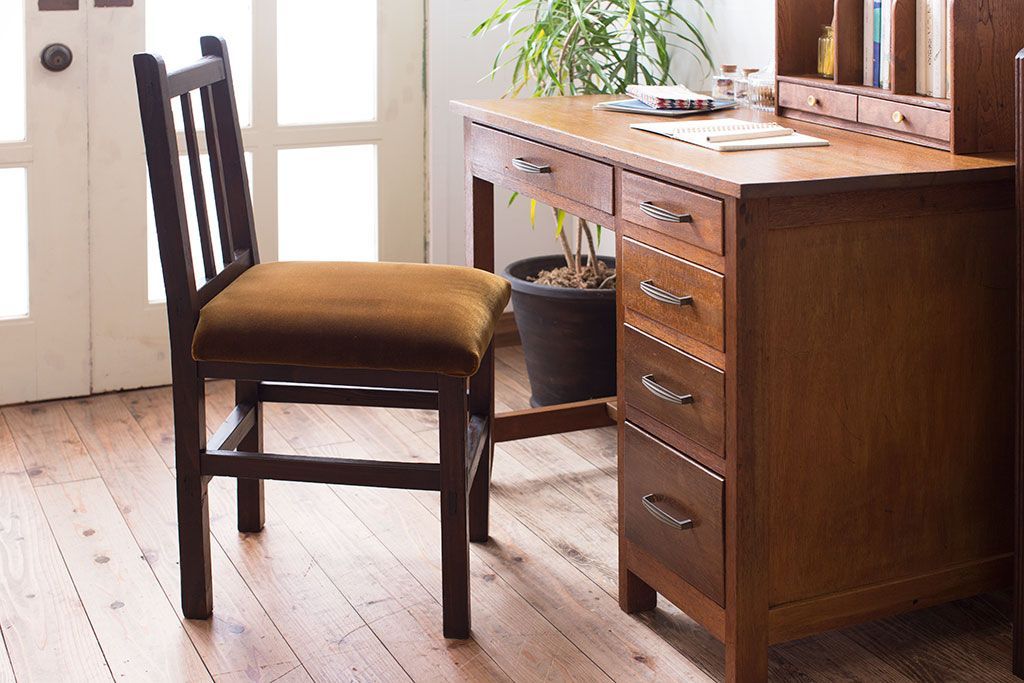 アンティーク家具　クッション座面　古い木製の素朴なアンティークチェア