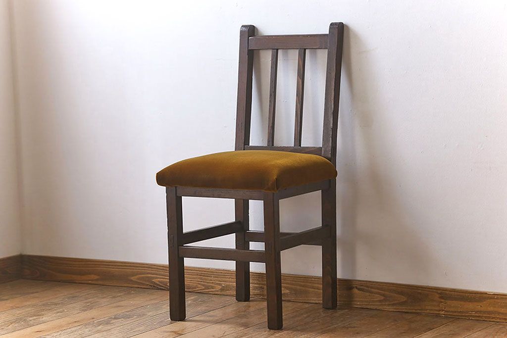 アンティーク家具　クッション座面　古い木製の素朴なアンティークチェア