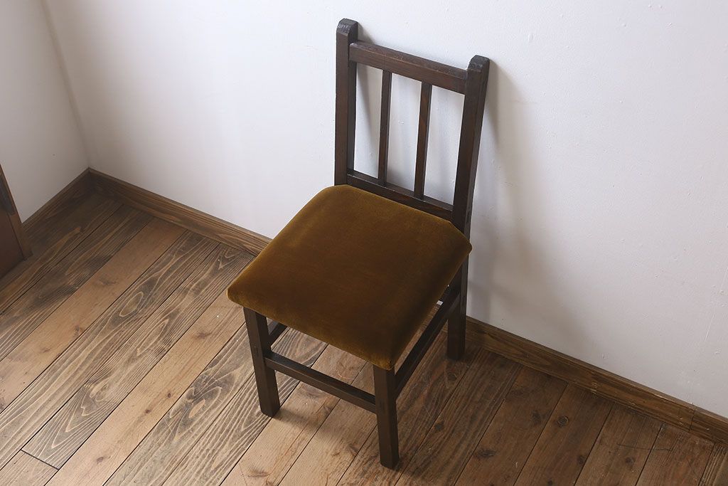 アンティーク家具　クッション座面　古い木製の素朴なアンティークチェア