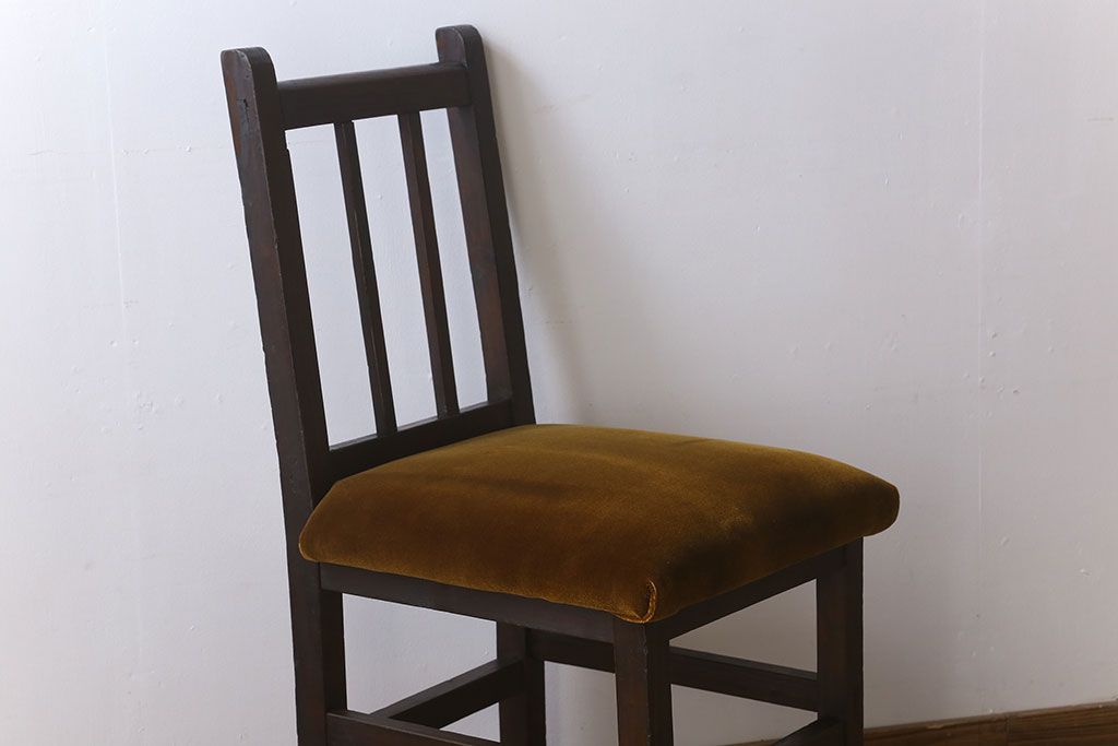 アンティーク家具　クッション座面　古い木製の素朴なアンティークチェア