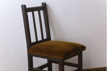 アンティーク家具　クッション座面　古い木製の素朴なアンティークチェア