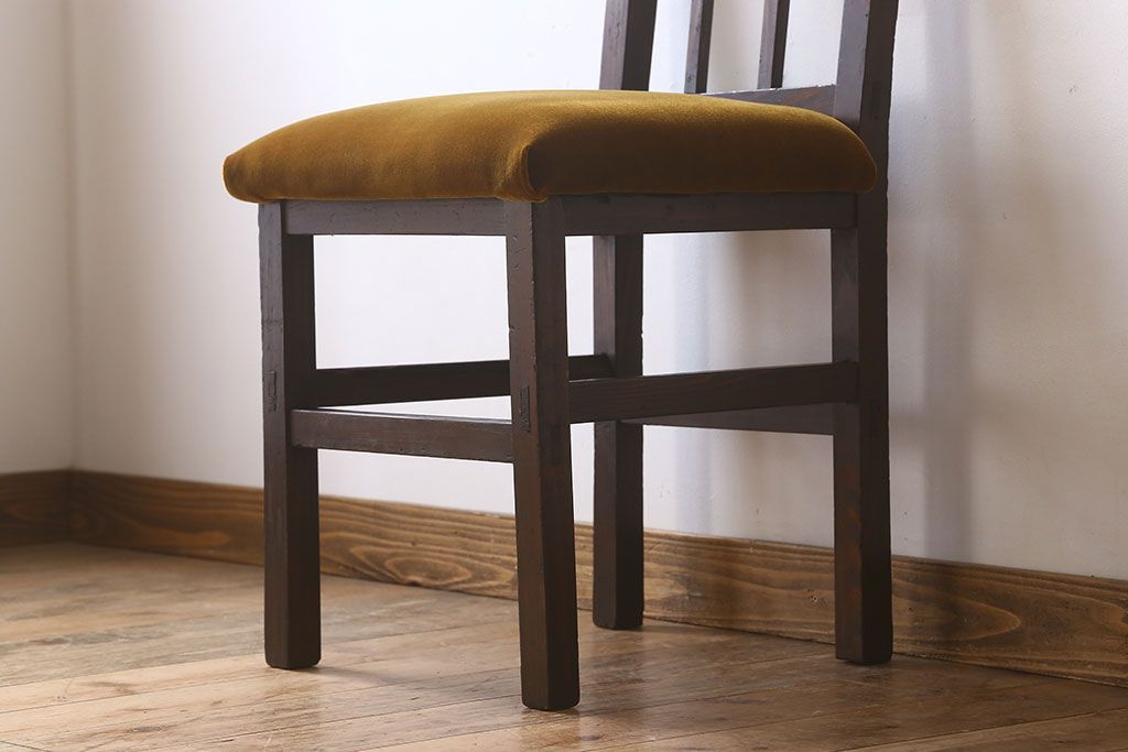 アンティーク家具　クッション座面　古い木製の素朴なアンティークチェア