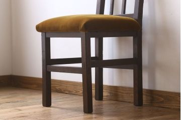 アンティーク家具　クッション座面　古い木製の素朴なアンティークチェア