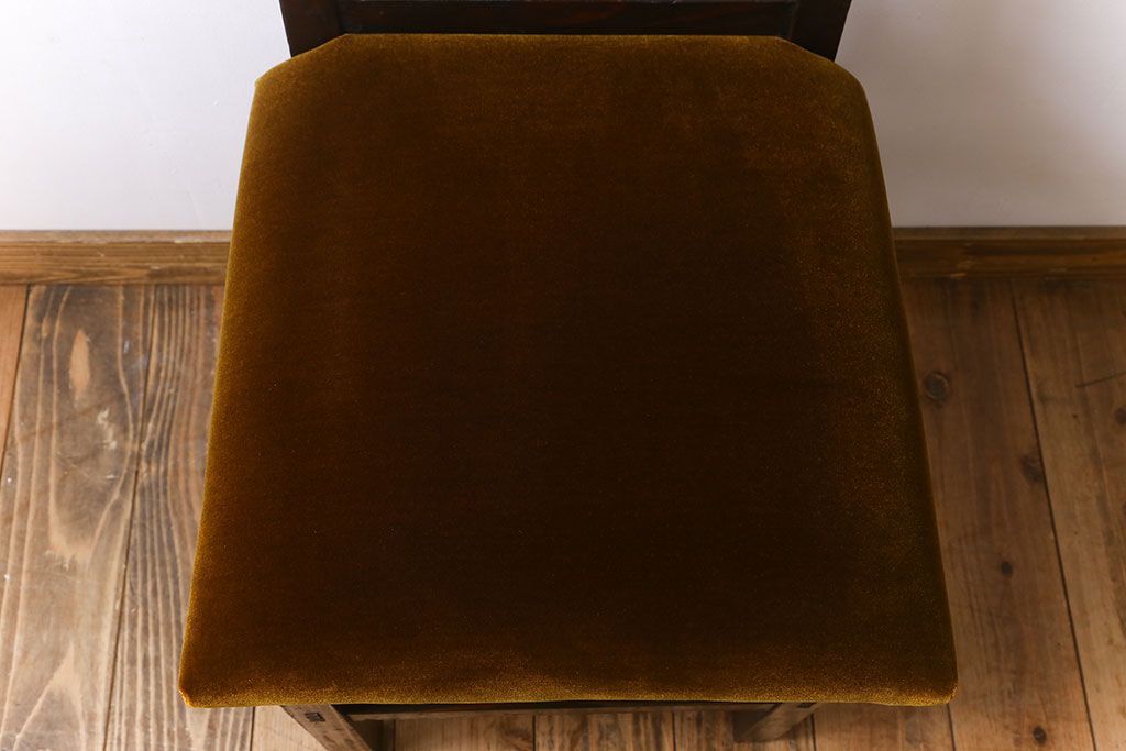 アンティーク家具　クッション座面　古い木製の素朴なアンティークチェア