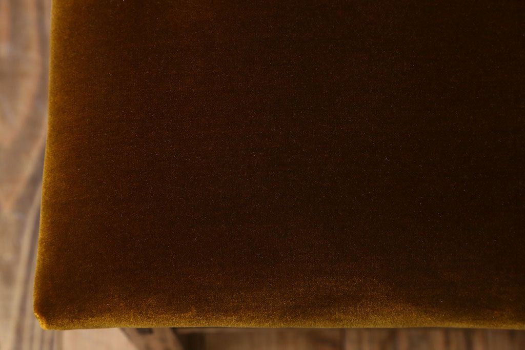 アンティーク家具　クッション座面　古い木製の素朴なアンティークチェア