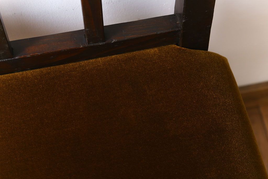 アンティーク家具　クッション座面　古い木製の素朴なアンティークチェア