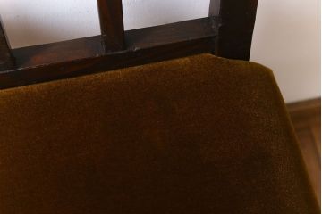 アンティーク家具　クッション座面　古い木製の素朴なアンティークチェア