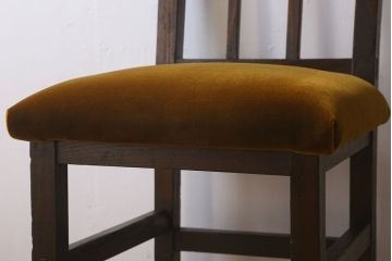 アンティーク家具　クッション座面　古い木製の素朴なアンティークチェア