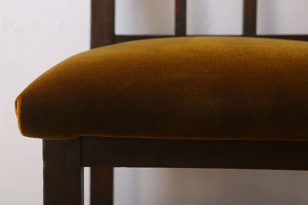 アンティーク家具　クッション座面　古い木製の素朴なアンティークチェア