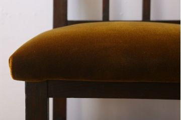 アンティーク家具　クッション座面　古い木製の素朴なアンティークチェア