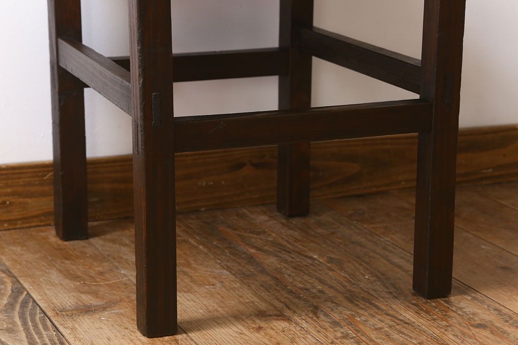 アンティーク家具　クッション座面　古い木製の素朴なアンティークチェア