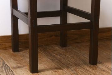 アンティーク家具　クッション座面　古い木製の素朴なアンティークチェア