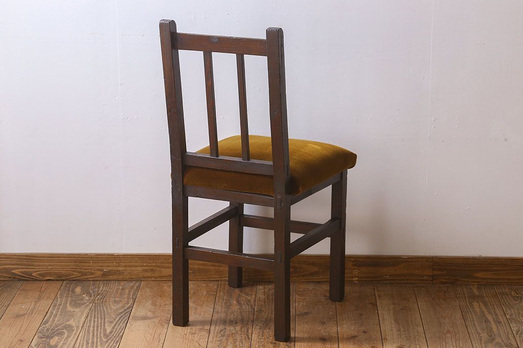 アンティーク家具　クッション座面　古い木製の素朴なアンティークチェア