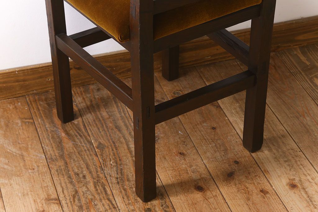 アンティーク家具　クッション座面　古い木製の素朴なアンティークチェア