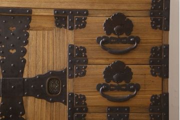 アンティーク家具　ふくら雀金具　明治期　かくしあり!総桐材の上品な帳場箪笥(桐箪笥、桐たんす)