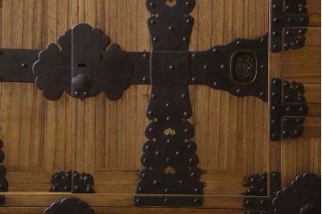 アンティーク家具　ふくら雀金具　明治期　かくしあり!総桐材の上品な帳場箪笥(桐箪笥、桐たんす)