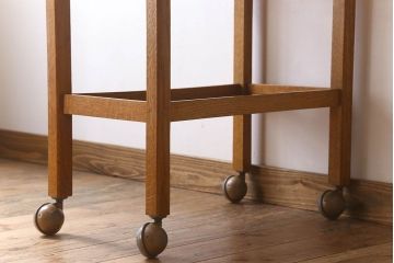 ヴィンテージ家具　キャスター付き　オーク材　イギリスビンテージのバタフライサイドテーブル
