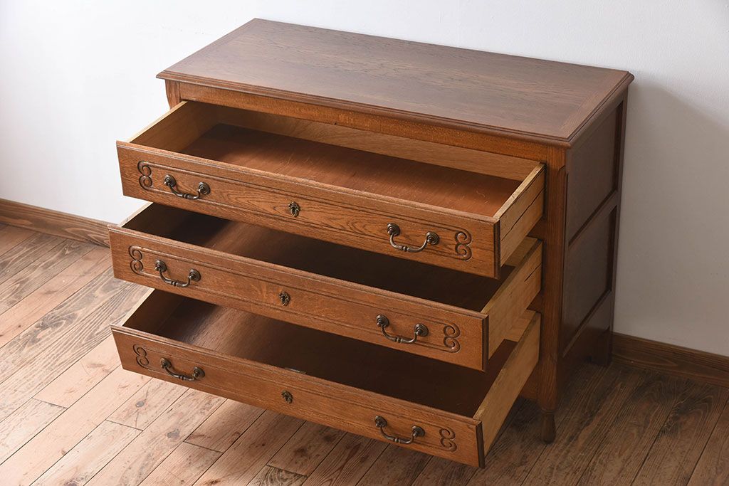 ヴィンテージ家具　フランスビンテージ　オーク材製　彫刻入り3段チェスト(キャビネット)(2)