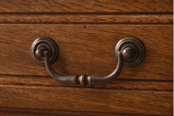 ヴィンテージ家具　フランスビンテージ　オーク材製　彫刻入り3段チェスト(キャビネット)(2)